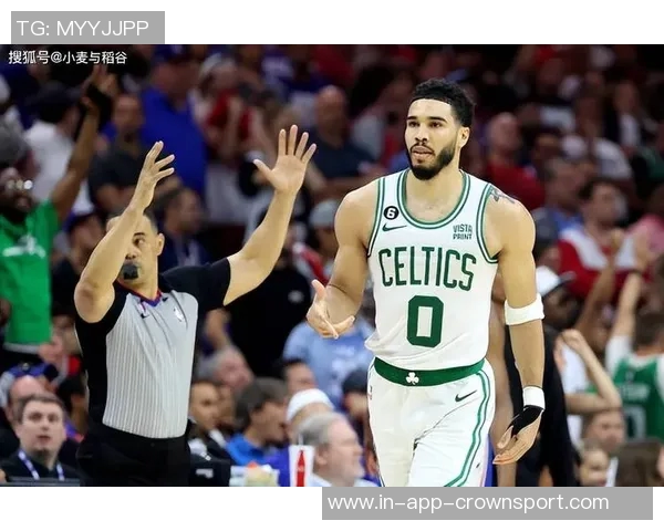 科塔赞塔图姆在场上如教练般引领队伍积极发声助力团队前行