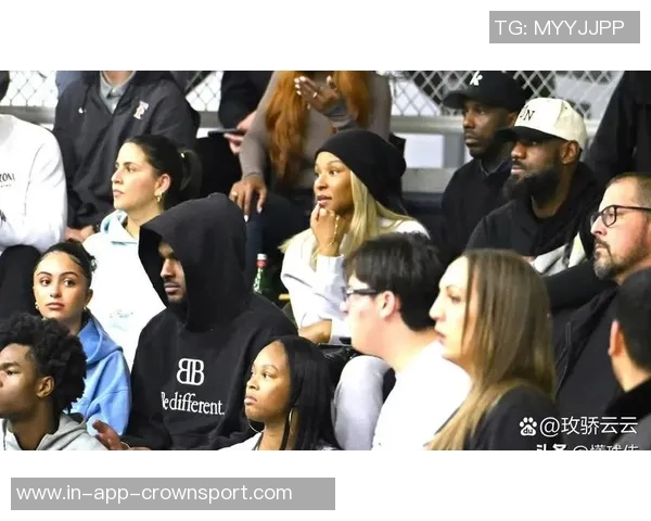 老父亲的骄傲詹姆斯分享多张身穿儿子布莱斯球衣观赛的温馨瞬间